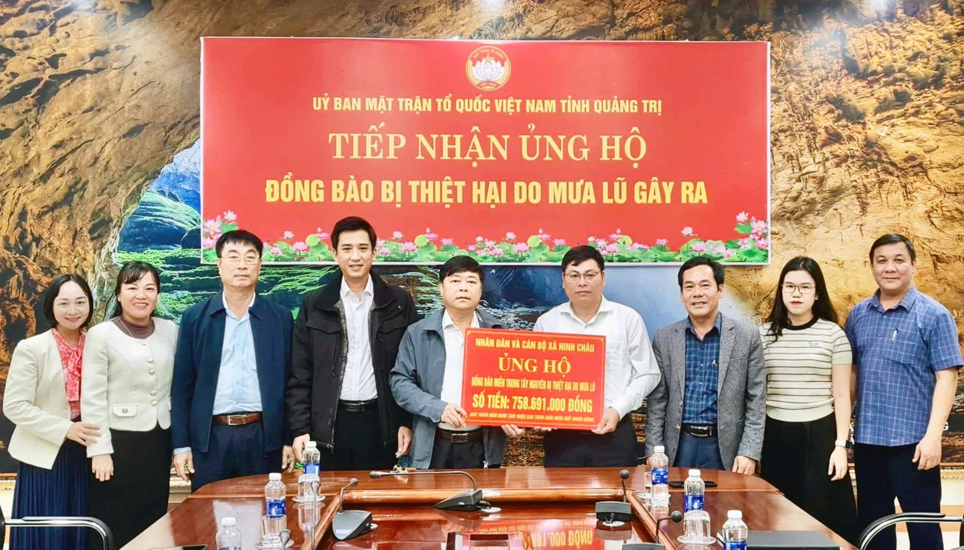 Wakil Jawatankuasa Barisan Tanah Air Vietnam wilayah itu menerima sumbangan daripada pegawai dan penduduk komune Ninh Chau - Foto: L.C