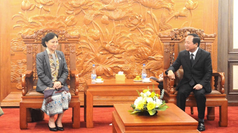 Kamrat Trinh Van Quyet (höger) tog emot kamrat Inlavan Keobounphanh.