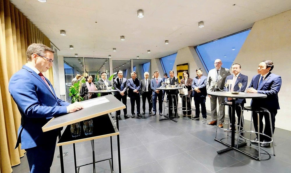 एंटवर्प प्रांत के नेताओं ने हाई फोंग शहर के नेताओं के साथ स्थानिक नियोजन, जल संसाधन प्रबंधन जैसे प्रमुख क्षेत्रों में प्रबंधन के अनुभव साझा किए। फोटो: गुयेन होआंग