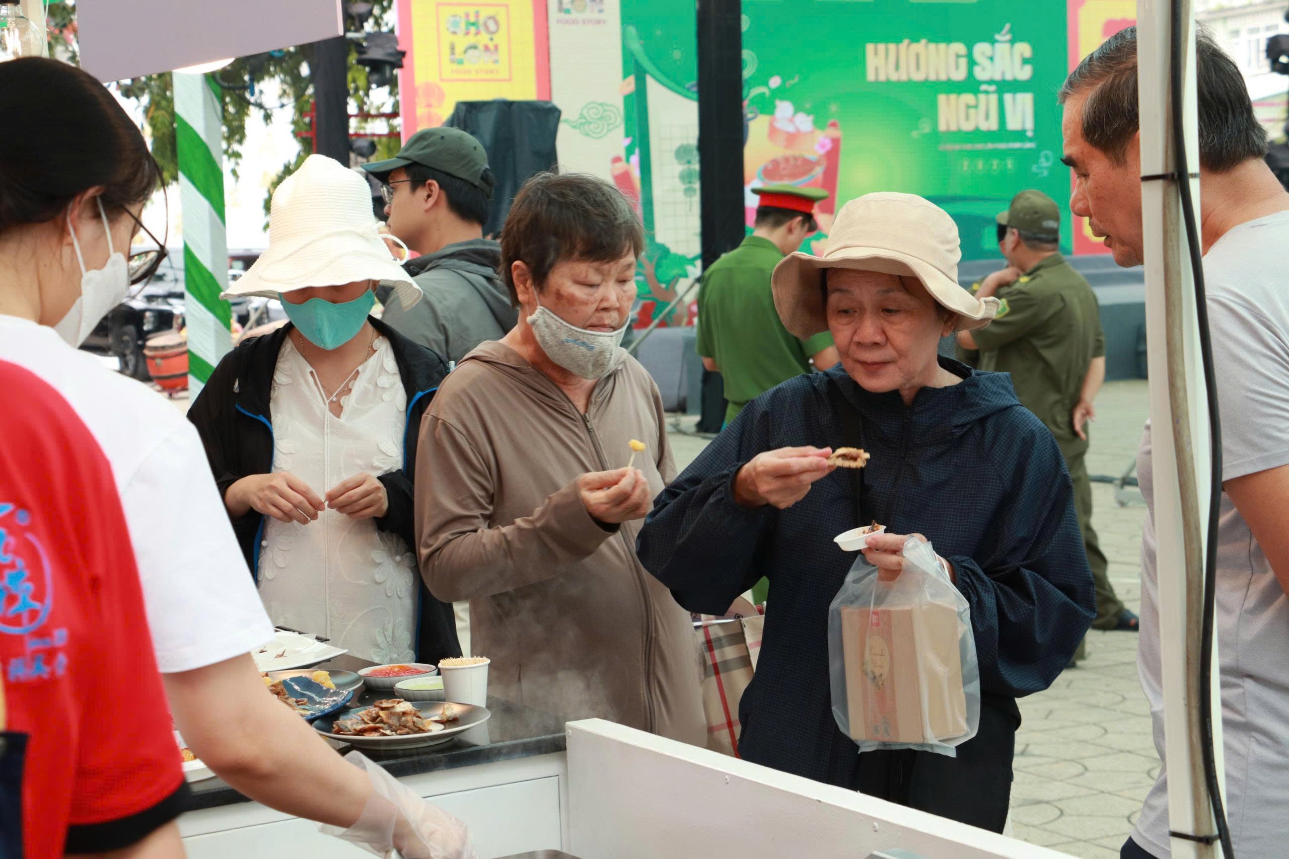 Lễ hội ẩm thực Chợ Lớn: Tấp nập khách đến thưởng thức trăm món ngon - Ảnh 2.