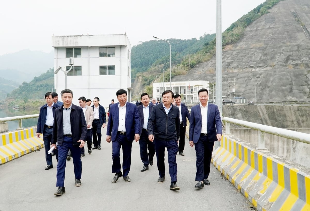 Thứ trưởng Nguyễn Hoàng Hiệp cùng đoàn công tác của Bộ Nông nghiệp và Môi trường kiểm tra tiến độ thực hiện dự án Hệ thống kênh mương hồ Ngòi Giành và dự án Hồ chứa nước Thục Luyện. Ảnh: PT.