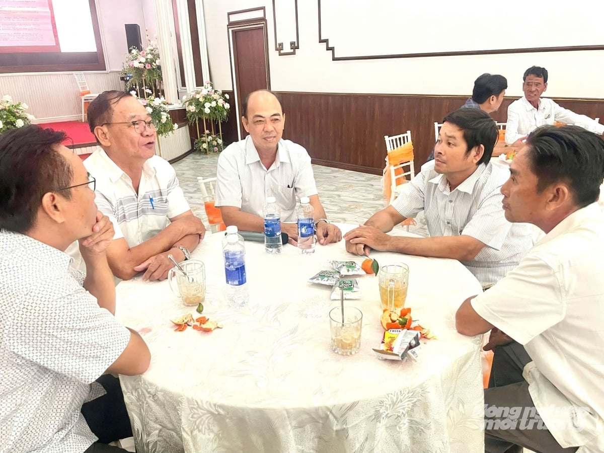 Các học viên trao đổi, thảo luận và chia sẻ kinh nghiệm thực tiễn trong quản lý, điều hành Hợp tác xã tại hội nghị tập huấn. Ảnh: Trung Chánh.