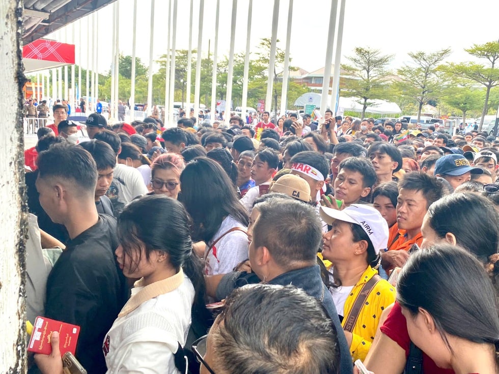 Choáng ngợp cảnh tượng hàng nghìn khán giả đến sân xem Philipines đấu Myanmar- Ảnh 2.