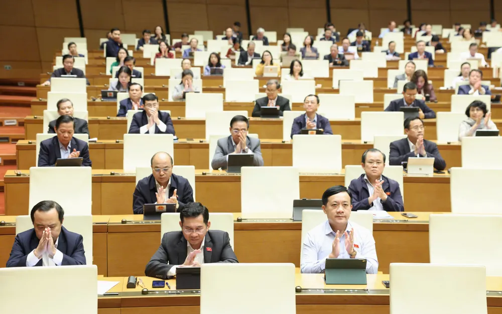 Ledamöter i nationalförsamlingen antog lagen om verkställighet av civilrättsliga domar (ändrad) med många nya innehåll. Foto: QUANG PHUC