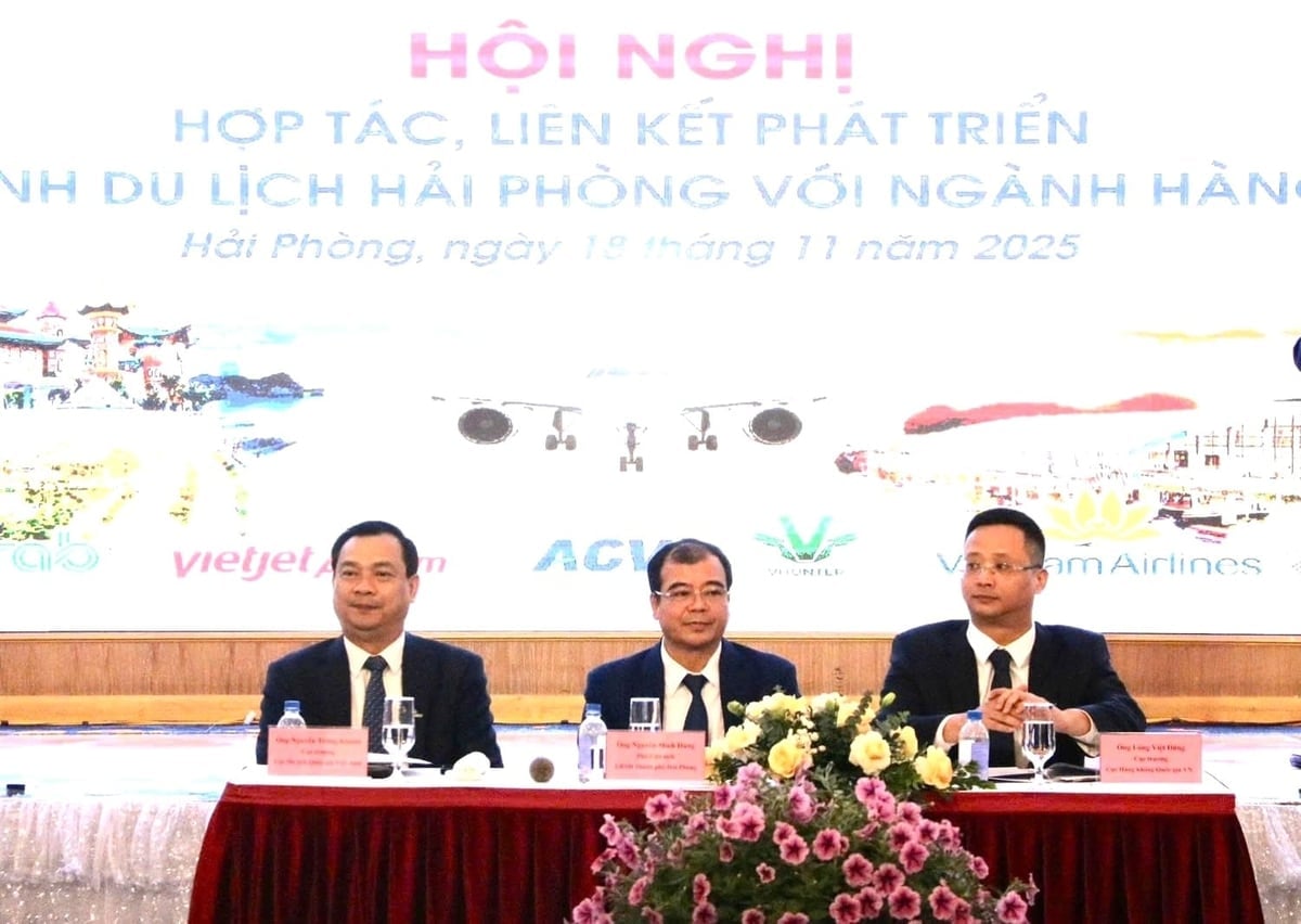 ທ່ານ ຫງວຽນແມ້ງຮຸ່ງ, ຮອງປະທານຄະນະກຳມະການປະຊາຊົນນະຄອນ ຫາຍຟ່ອງ (ກາງຮູບພາບ) ໃຫ້ຄຳໝັ້ນສັນຍາຈະສ້າງເງື່ອນໄຂສະດວກທີ່ສຸດ, ສືບຕໍ່ປັບປຸງນະໂຍບາຍ, ລົງທຶນຍົກລະດັບຈຸດໝາຍປາຍທາງເພື່ອຮັບໃຊ້ນັກທ່ອງທ່ຽວໃຫ້ດີກ່ວາອີກ. ພາບ: ເຢືອງຫວູ. Ông Nguyễn Minh Hùng - Phó Chủ tịch UBND TP Hải Phòng (giữa ảnh) cam kết sẽ tạo mọi điều kiện thuận lợi nhất, tiếp tục hoàn thiện chính sách và đầu tư nâng cấp các điểm đến để phục vụ du khách ngày càng tốt. Ảnh: Duyên Vũ.