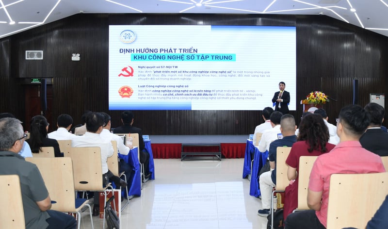 Представник Департаменту інформаційно-технологічної промисловості (Міністерство науки і технологій) представив на семінарі доповідь «Пільгові механізми та політика для концентрованих цифрових технопарків». Фото: Мінх Хуе.