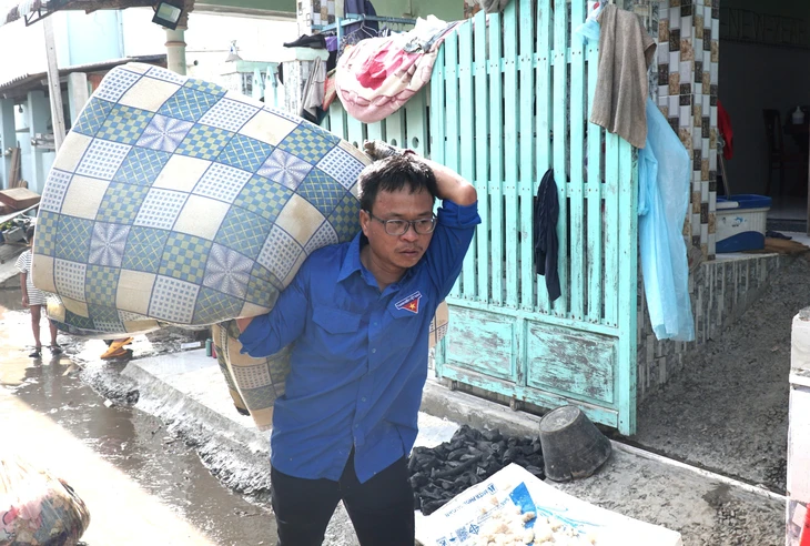 Hồ Lòng Sông xả lũ chưa từng có: Nhiều tài sản của người dân Liên Hương theo nước lũ ra đi - Ảnh 5.