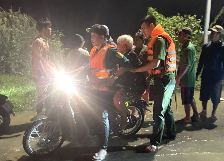 Hồ Lòng Sông xả lũ chưa từng có: Nhiều tài sản của người dân Liên Hương theo nước lũ ra đi - Ảnh 7.