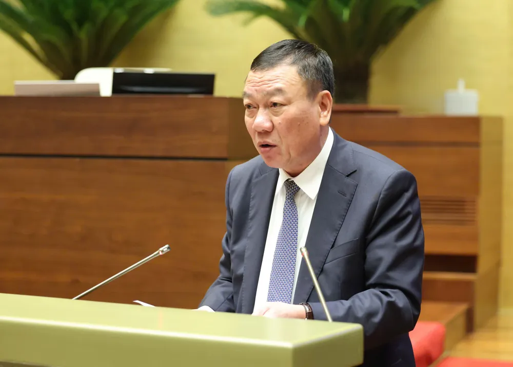 Regeringens generalinspektör Doan Hong Phong talade för att förklara och klargöra ett antal frågor som togs upp av nationalförsamlingens ledamöter på eftermiddagen den 5 december. Foto: QUANG PHUC