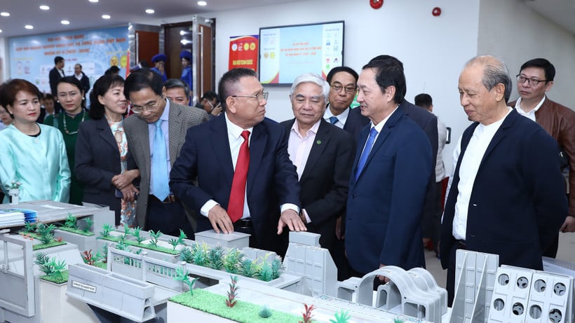 I anslutning till kongressen besökte delegaterna montern för Vietnam Science and Technology Joint Stock Company (Busadco).