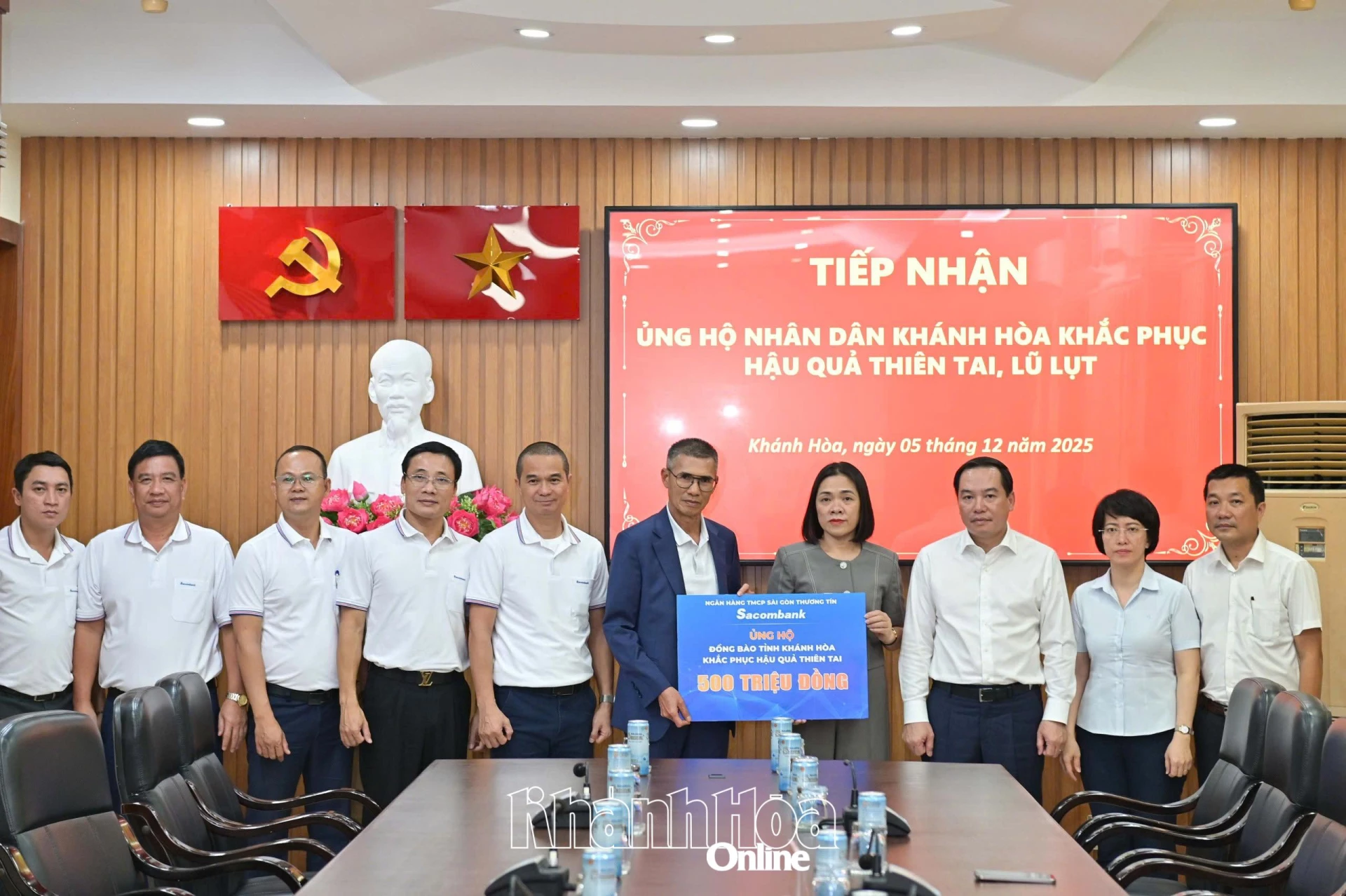 Керівники провінції Кханьхоа отримують символічну дошку з фондами підтримки від Sacombank. Фото: Вінь Тхань.