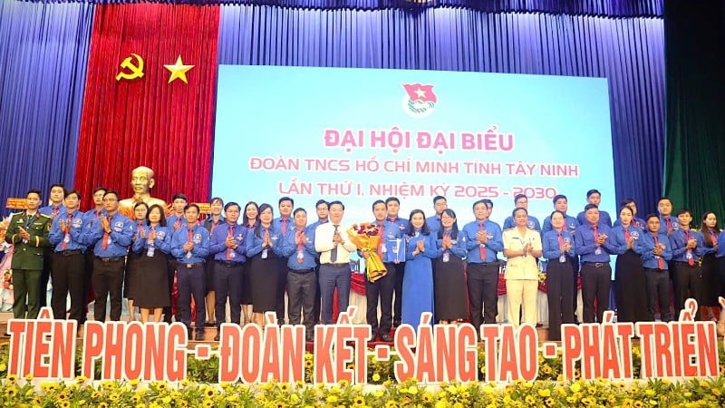 គណៈកម្មាធិការប្រតិបត្តិនៃសម្ព័ន្ធយុវជនខេត្ត Tay Ninh អាណត្តិទី១ ឆ្នាំ២០២៥-២០៣០ ត្រូវបានណែនាំដល់មហាសន្និបាត។