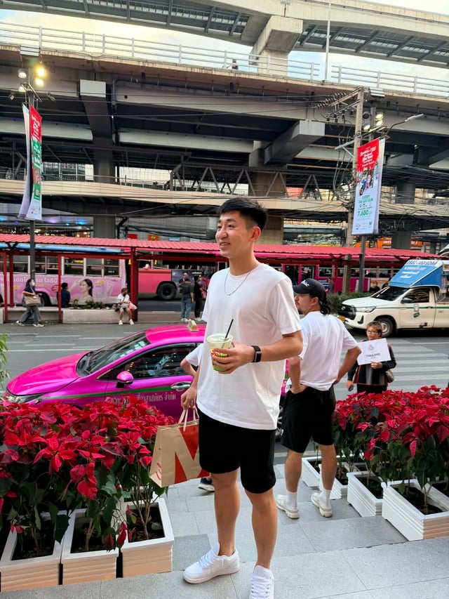 U.23 Việt Nam thảnh thơi dạo phố Bangkok, ‘đau đầu suy tính’ mua sắm món gì! - Ảnh 2.