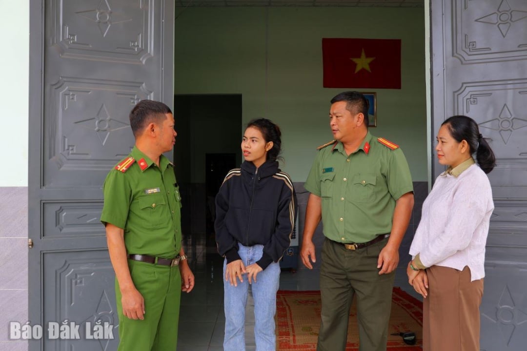 Η αστυνομία της κοινότητας Buon Don επισκέφθηκε, επιθεώρησε και επαναξιολόγησε το έργο του σπιτιού Tinh Nghia, το οποίο μόλις κατασκευάστηκε για να υποστηρίξει τους ανθρώπους τον Ιούνιο του 2025.