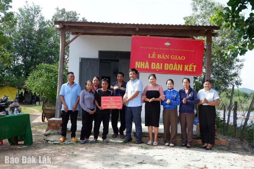 Η Επιτροπή του Πατριωτικού Μετώπου Βιετνάμ της κοινότητας παρέδωσε σπίτια της Μεγάλης Ενότητας σε φτωχά νοικοκυριά της περιοχής.