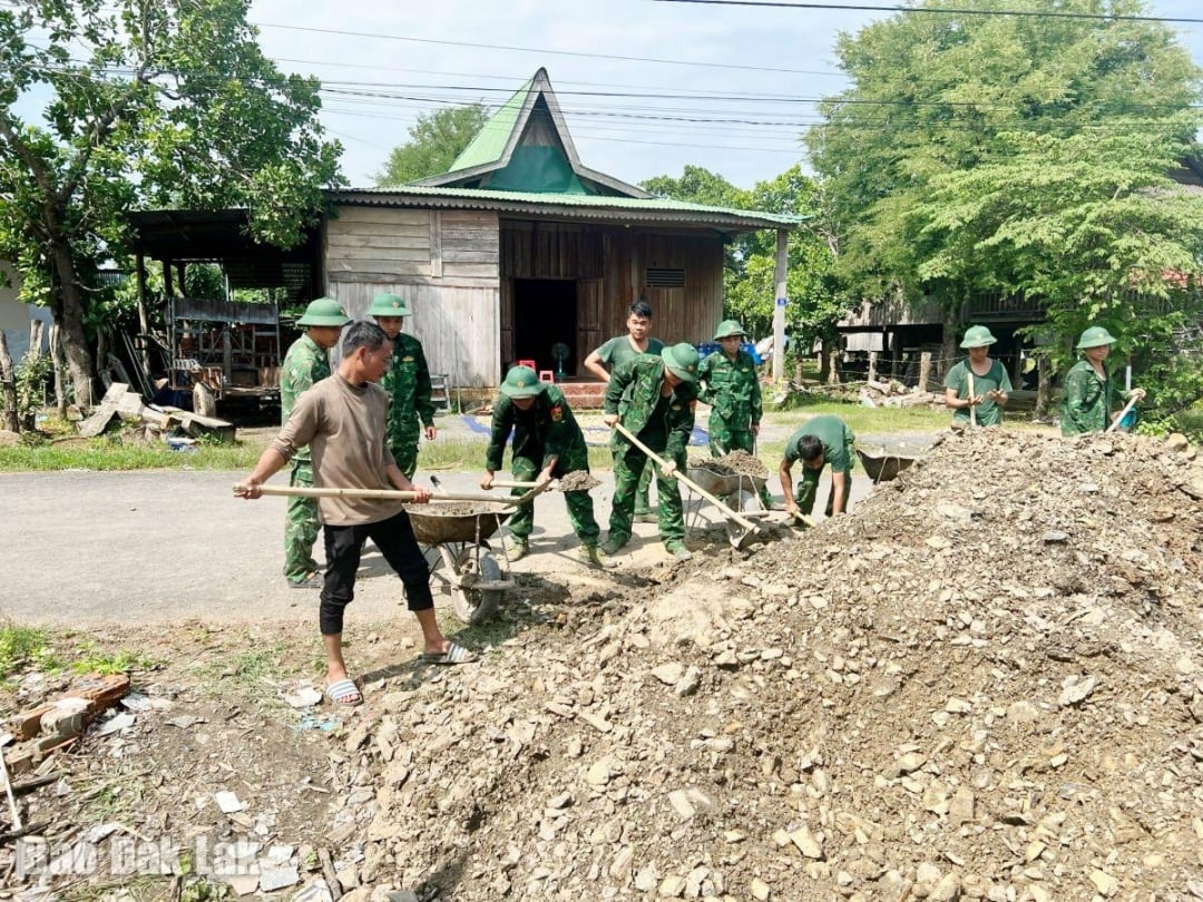 Οι Συνοριοφύλακες συνεισέφεραν πολλές ημέρες εργασίας για την κατασκευή σπιτιών Ευγνωμοσύνης και Μεγάλης Αλληλεγγύης στην κοινότητα Μπουόν Ντον.