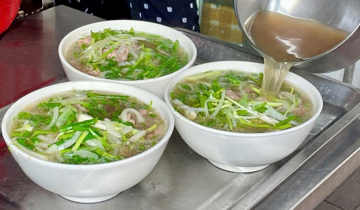 Phở bò Phú Gia - Ảnh 1.