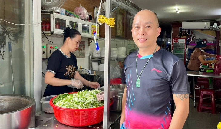 'Tuyệt đối phở Bắc' giữa Sài Gòn, phở bò Phú Gia không rau không giá - Ảnh 2.