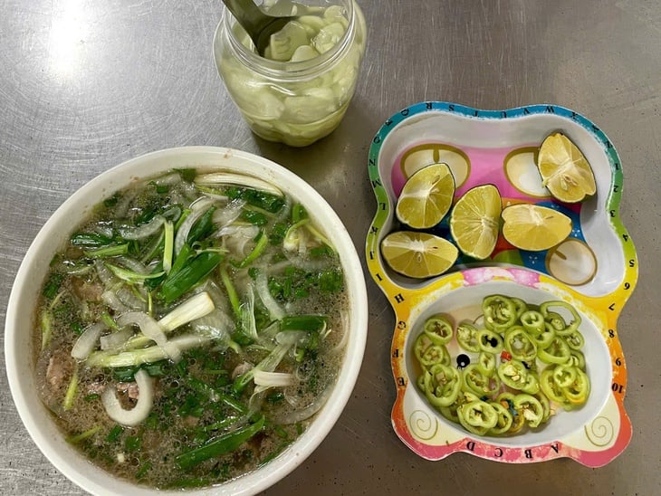 'Tuyệt đối phở Bắc' giữa Sài Gòn, phở bò Phú Gia không rau không giá - Ảnh 4.