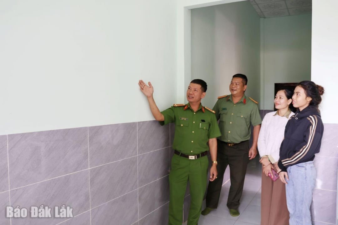 នគរបាលឃុំ Buon Don បានចុះពិនិត្យ និងត្រួតពិនិត្យគុណភាពគម្រោងផ្ទះ Tinh Nghia ។