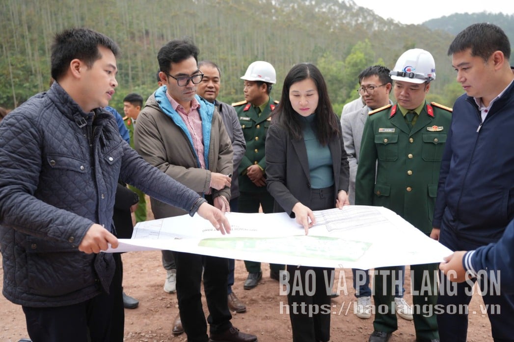 省人民委員会副委員長がキエンモック村の学校建設の進捗状況を視察した。