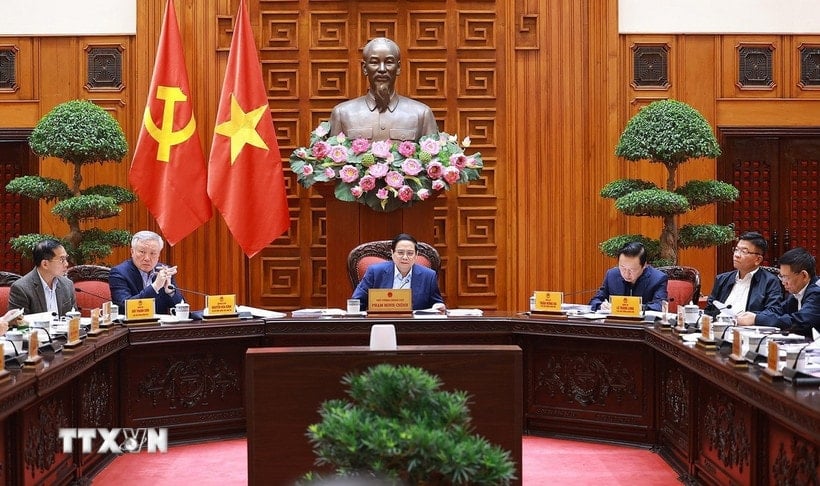 ראש הממשלה פאם מין צ'ין עומד בראש ישיבה של הוועדה הקבועה של הממשלה לפיתוח אזור הסחר החופשי דאנג קוואט ופרויקט בית הזיקוק והאנרגיה הלאומי לנפט. (צילום: דואנג ג'יאנג/VNA)