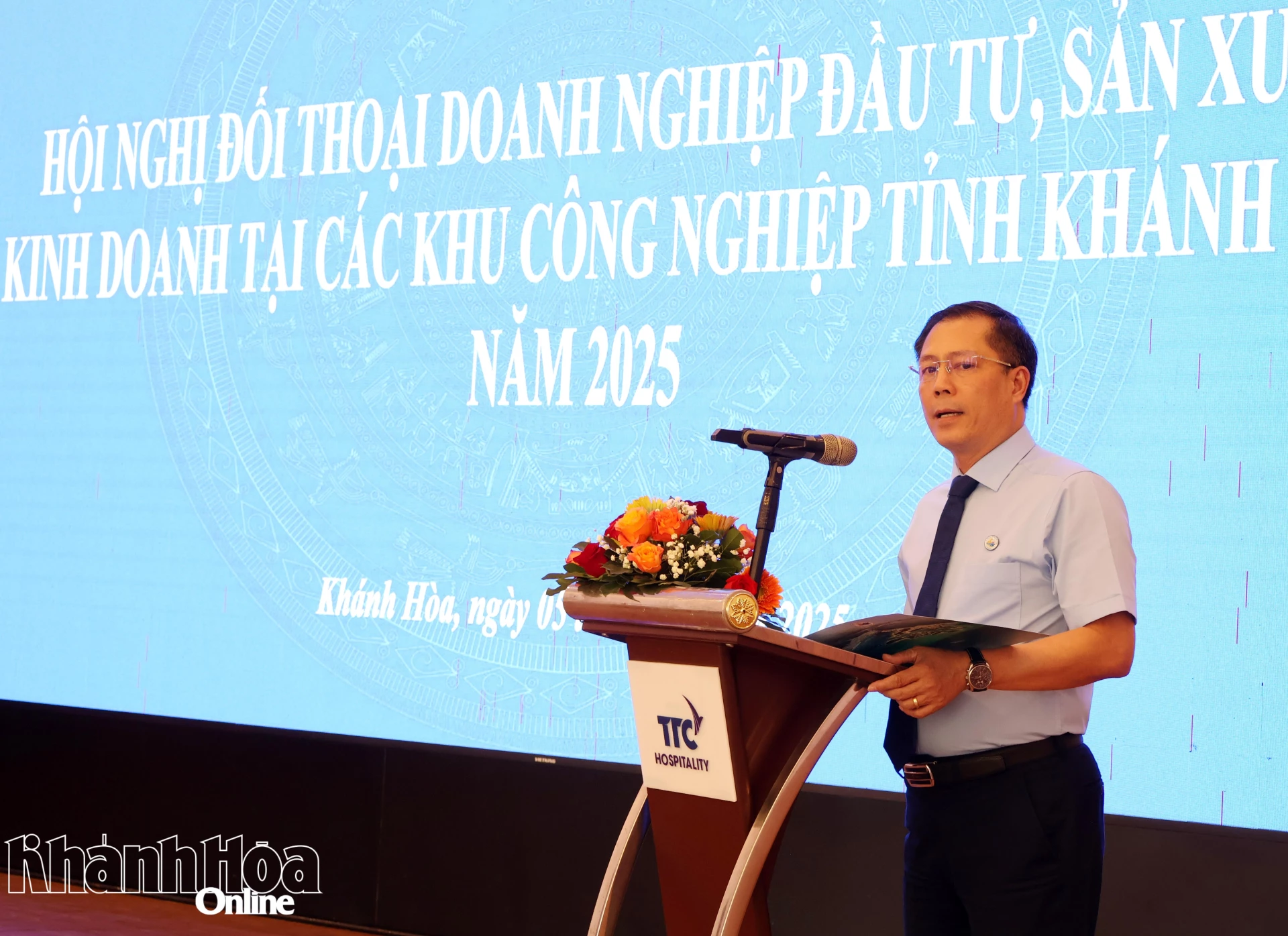 Lembaga Pengurusan Zon Ekonomi Wilayah dan Taman Perindustrian Khanh Hoa menyampaikan ucapan perasmian pada persidangan itu.