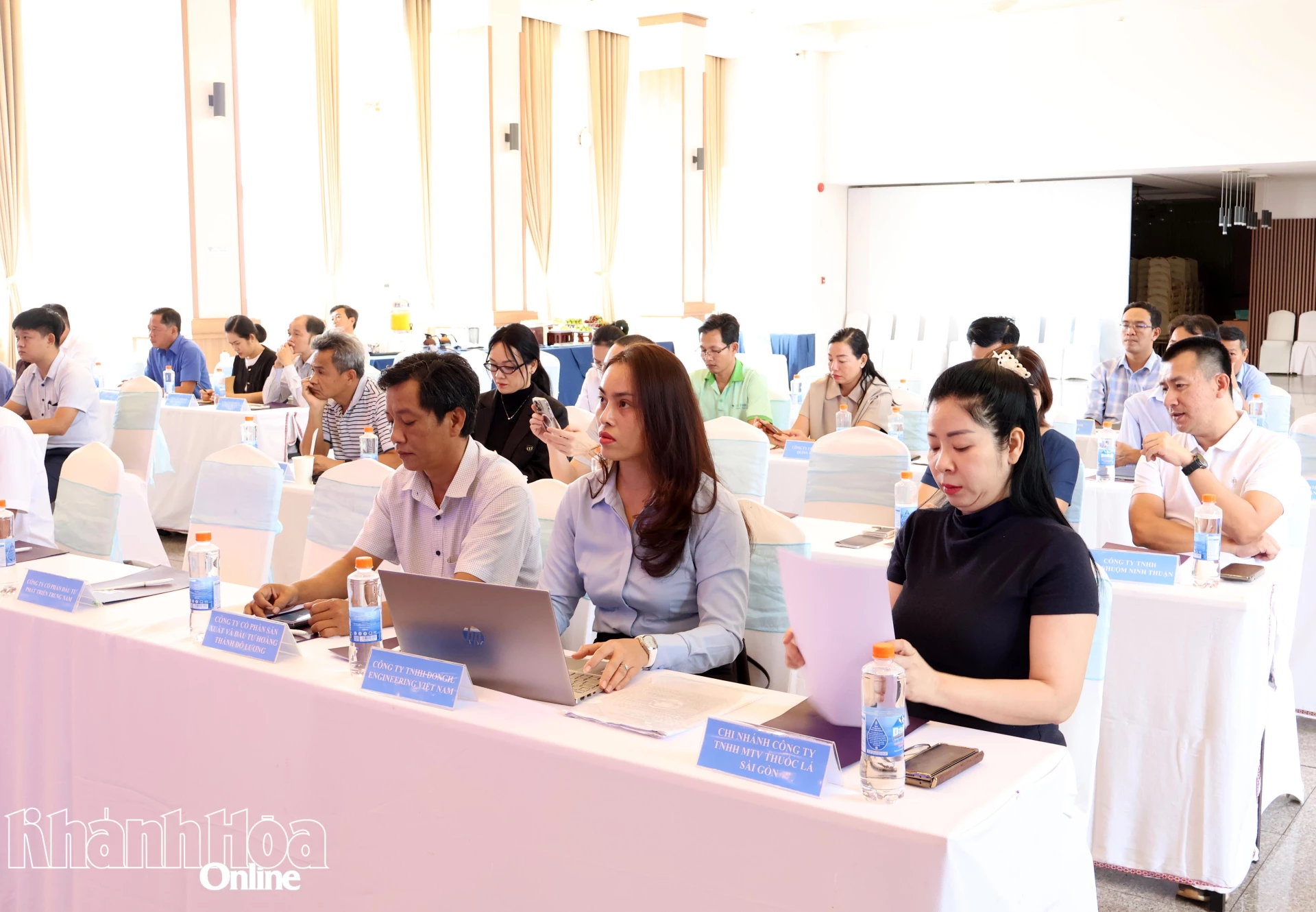 Perwakilan yang menghadiri persidangan.