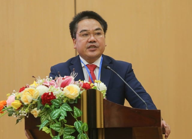 Hiệu trưởng 'bắn' tiếng Anh tại hội thảo quốc tế: Sinh viên cảm kích tự hào - Ảnh 1.