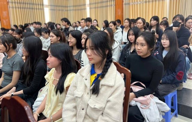 Hiệu trưởng 'bắn' tiếng Anh tại hội thảo quốc tế: Sinh viên cảm kích tự hào - Ảnh 3.