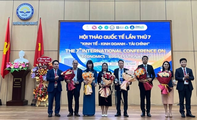 Hiệu trưởng 'bắn' tiếng Anh tại hội thảo quốc tế: Sinh viên cảm kích tự hào - Ảnh 4.