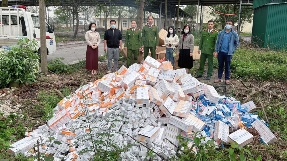 អាជ្ញាធរ​បំផ្លាញ​ប្រអប់​ថ្នាំ​មិន​ស្គាល់​ប្រភព។ រូបភាព៖ ប៉ូលីសសង្កាត់ Bac Hong Linh