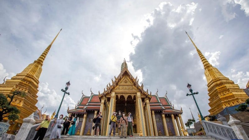 ភ្ញៀវ​ទេសចរ​ទៅ​ទស្សនា Grand Palace ក្នុង​ទីក្រុង​បាងកក ប្រទេស​ថៃ។ (រូបថត៖ Xinhua)