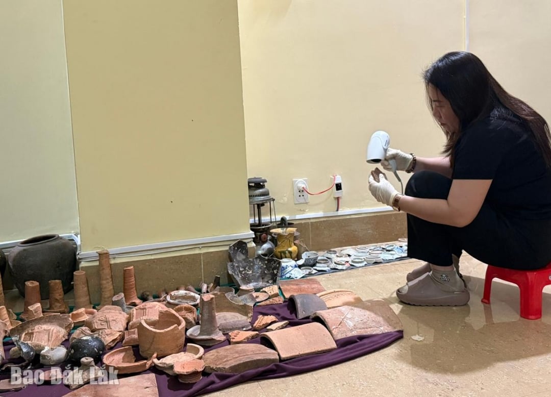 Artifak dari tapak peninggalan yang dilitupi lumpur telah dibawa pulang ke Muzium Phu Yen untuk dipelihara dan diproses semula.