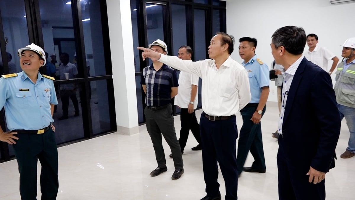 Thứ trưởng Phùng Đức Tiến cùng đoàn công tác khảo sát thực tế công trình trạm kiểm dịch thực vật và trạm kiểm dịch động vật tại sân bay Long Thành. Ảnh: Minh Sáng.