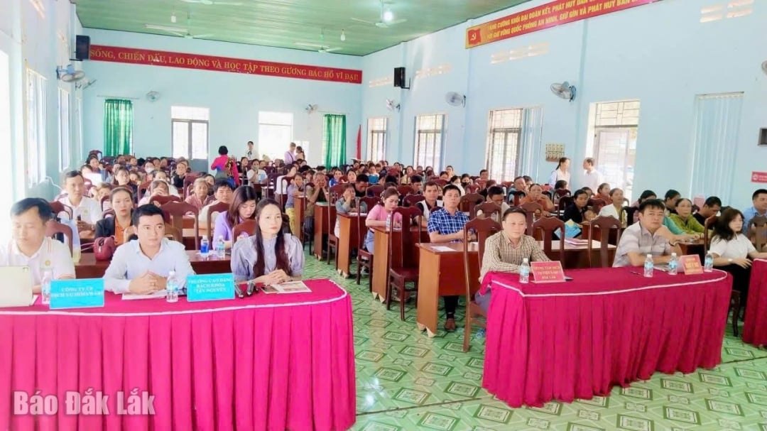 نمایشگاه کار در کمون بوئون دان صدها کارگر را برای شرکت جذب کرد.