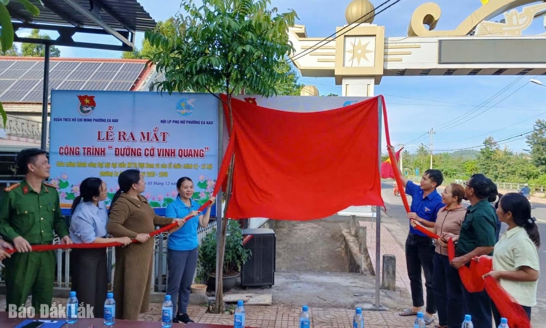 Руководители и жители округа Еа Као радуются церемонии запуска проекта «Славная улица флагов».