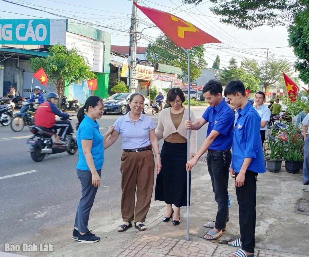 Члены Союза молодежи и Союза женщин округа Еа Као проводят «Дорогу славного флага».