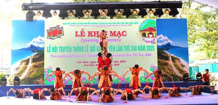 Du khách nước ngoài háo hức được tham gia Lễ giỗ Bà Phi Yến lần thứ 240 - Ảnh 1.