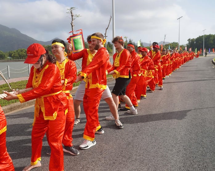 Du khách nước ngoài háo hức được tham gia Lễ giỗ Bà Phi Yến lần thứ 240 - Ảnh 4.