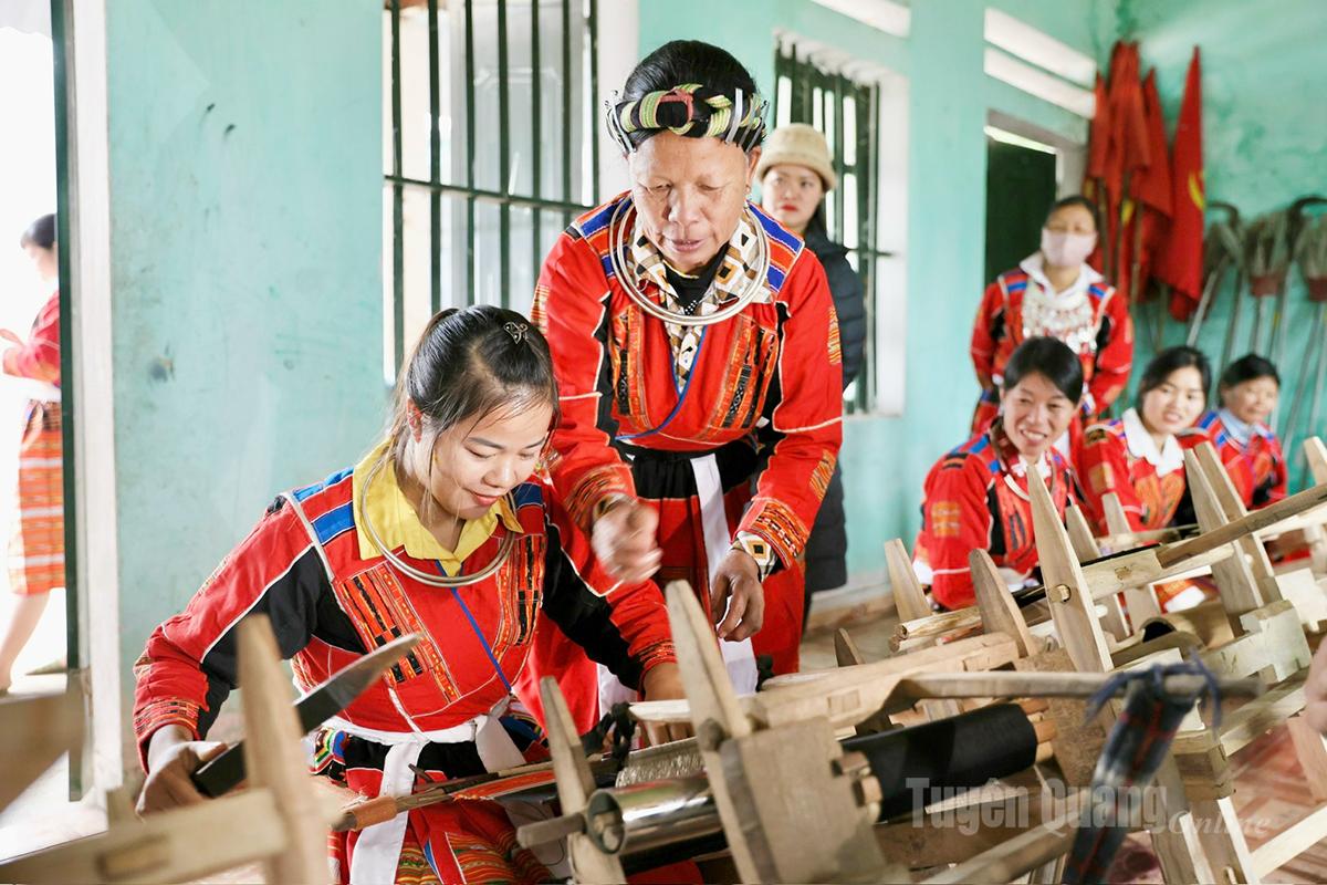 کلاس انسٹرکٹر تجربہ کار Pa پھر کاریگر ہیں جو براہ راست بنائی اور سلائی دونوں سکھاتے ہیں۔