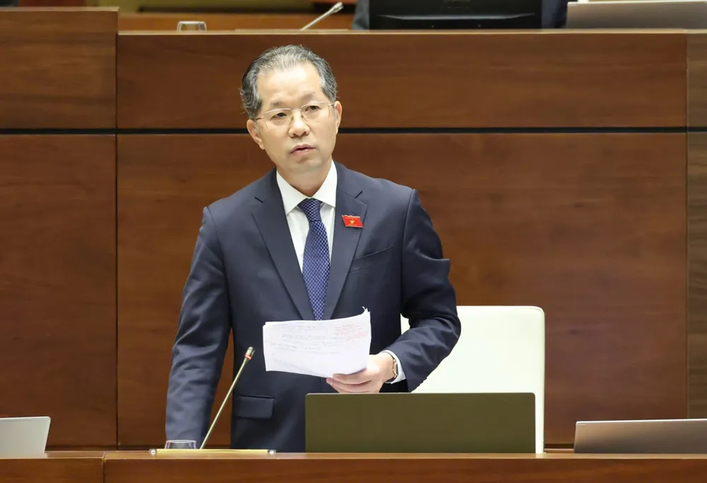 Președintele Curții Supreme a Poporului, Nguyen Van Quang, a vorbit pentru a explica și clarifica o serie de probleme ridicate de deputații Adunării Naționale în după-amiaza zilei de 5 decembrie. Foto: QUANG PHUC