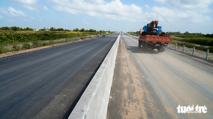 ផ្នែកជាច្រើនបានដំឡើងបន្ទះមធ្យម និងសាងសង់របង និងផ្លូវដែកស្ពាន - រូបថត៖ ថាញ់ ហួយិន   