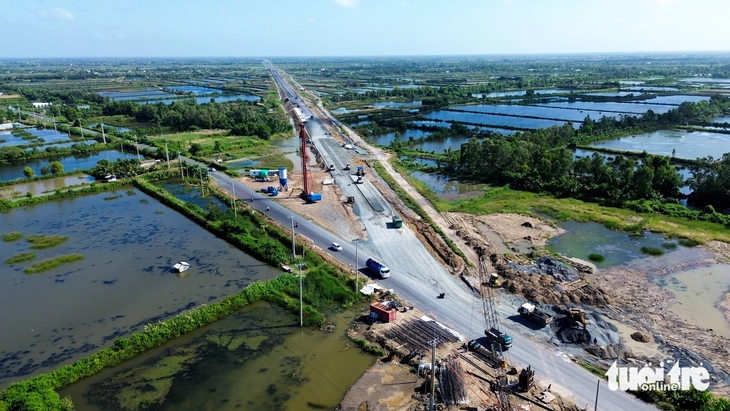 ផ្លូវបំបែក IC12 (ផ្លូវប្រសព្វចុងក្រោយនៃផ្លូវធំ) ក្នុងឃុំ Ho Thi Ky ខេត្ត Ca Mau កំពុងត្រូវបានបញ្ចប់ជាបណ្តើរៗ - រូបថត៖ THANH HUYEN   