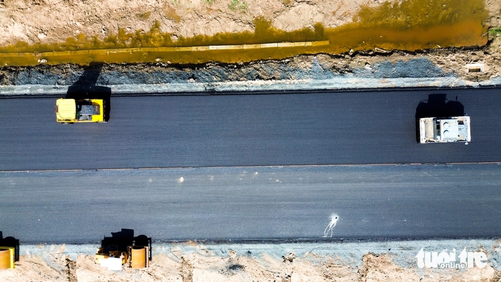 ផ្នែកមួយនៃផ្លូវហាយវេកំពុងត្រួសត្រាយ គ្រឿងចក្រដំណើរការទាំងយប់ទាំងថ្ងៃ - រូបភាព៖ ថាញ់ ហួយិន   