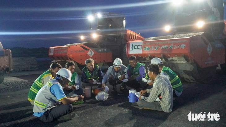 កម្មករ​ជាច្រើន​ឆ្លៀត​ឆ្លៀត​ពេល​ហូប​បាយ​នៅ​ការដ្ឋាន​សំណង់​បន្ទាប់​មក​បន្ត​ធ្វើ​ការ - រូបភាព៖ ថាញ់ ហួយិន   