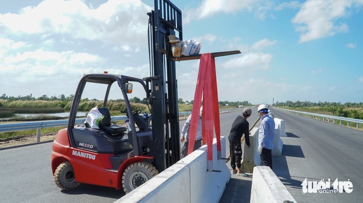 ការ​ដំឡើង​ក្បាលដី​មធ្យម​បញ្ចប់​ជំហាន​ចុង​ក្រោយ​ដើម្បី​បើក​ផ្លូវ​ឱ្យ​មាន​ចរាចរណ៍ - រូបភាព៖ ថាញ់ ហួយិន   