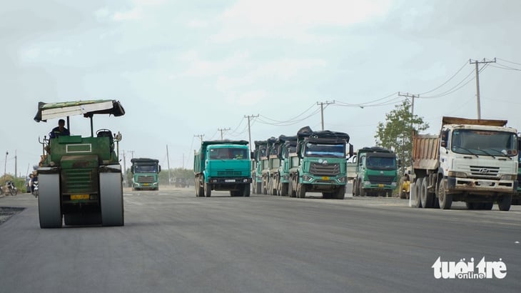 ផ្លូវល្បឿនលឿន Can Tho - Ca Mau នៅដើមខែធ្នូ ប្រៀបដូចជាការដ្ឋានសំណង់ដ៏មមាញឹកទាំងយប់ទាំងថ្ងៃ - រូបភាព៖ THANH HUYEN   