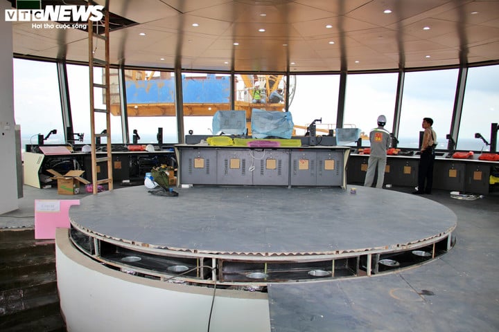 Ingenjörer arbetar dag och natt för att installera utrustning inuti luftkontrolltornet. (Foto: Luong Y)