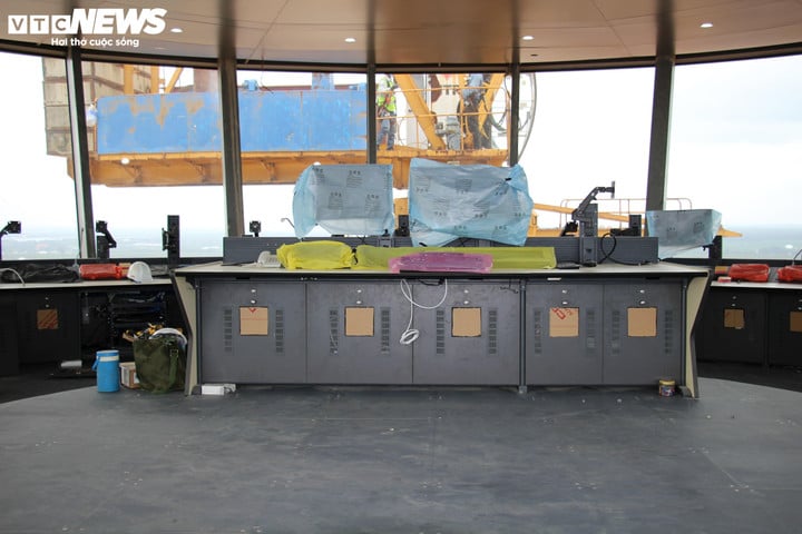 Det noteras att i början av december installerades många enheter och var redo att välkomna den första flygningen den 19 december.